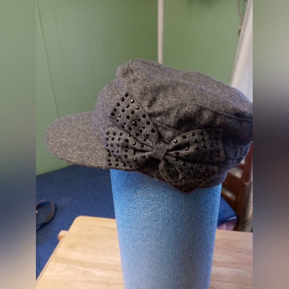Newsboy cap grey 2 3/4 inch deep, 20 inch circumference.